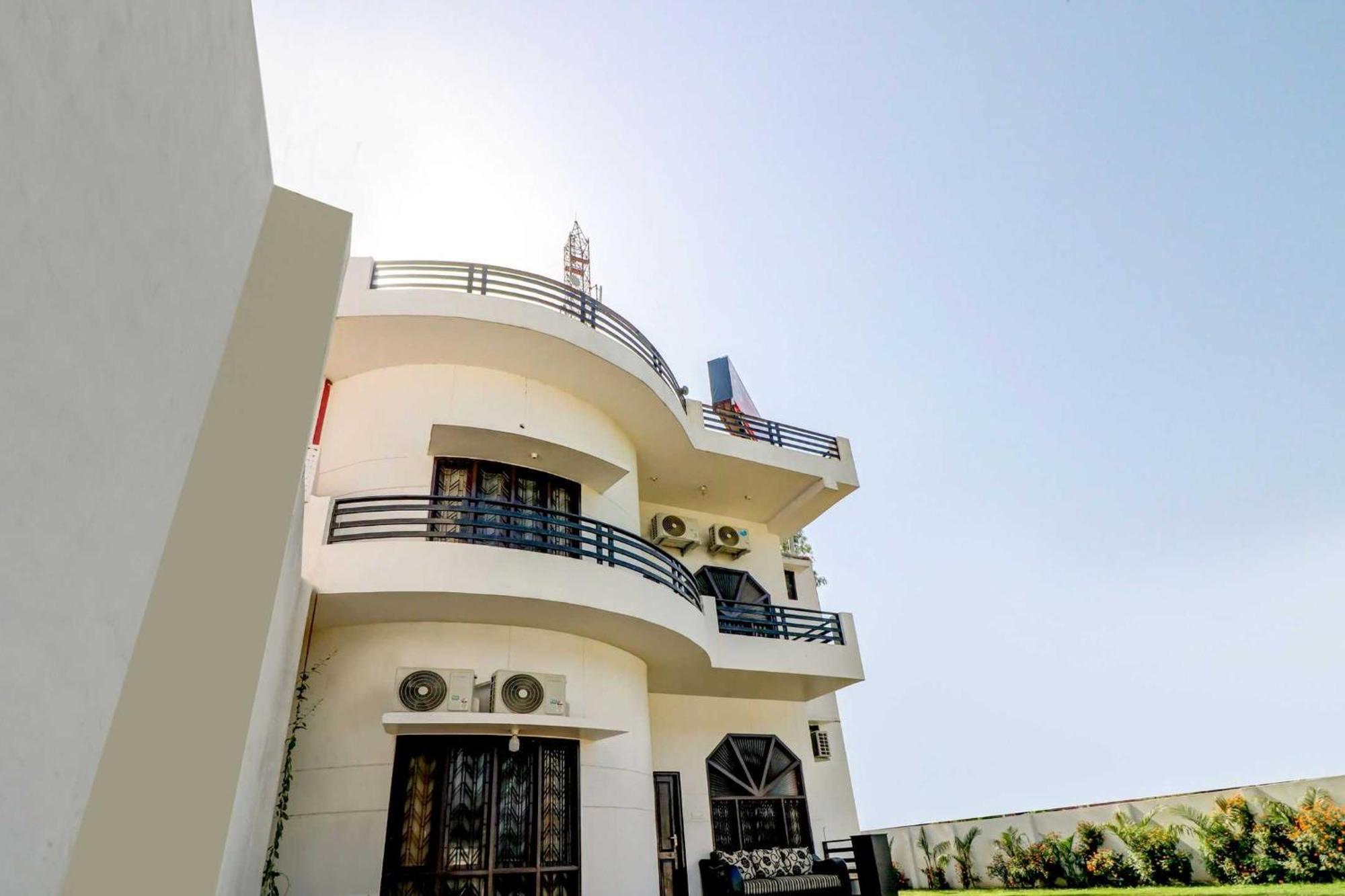 Hotel O M H Grand 4*