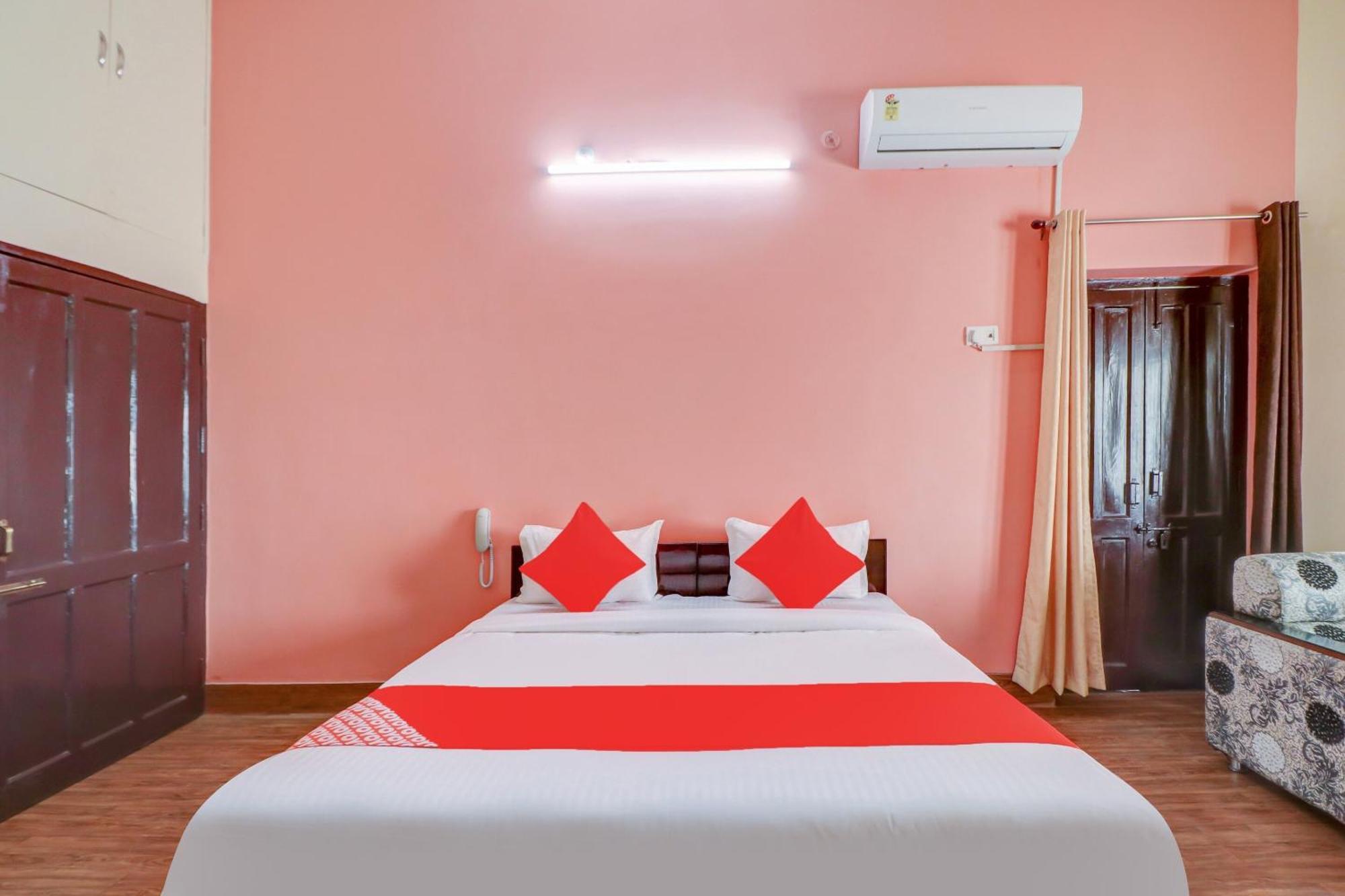 Hotel O M H Grand